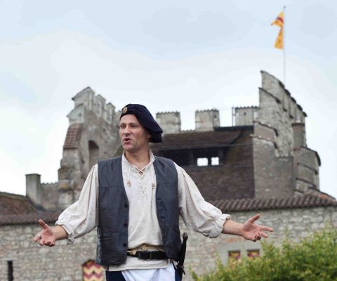Mann im historischem Kostüm in der Schlossanlage