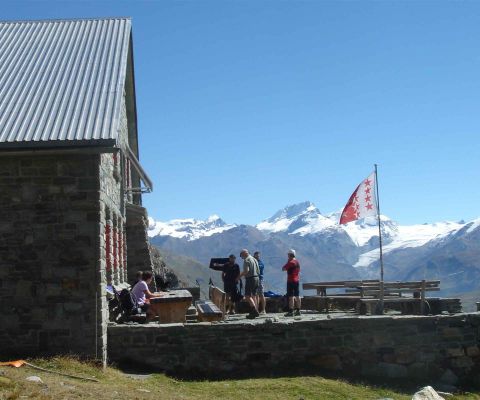 Die Terrasse der Schönbielhütte des SAC 