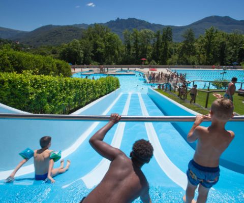 Sport, jeux et plaisirs aquatiques dans la piscine de Capriasca.