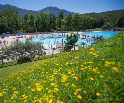 Das wunderschön im Grünen gelegene Schwimmbad Capriasca 