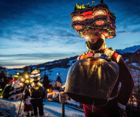 Un élégant «silvesterchlaus» le soir du Nouvel An à Appenzell