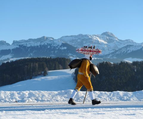 Ein Silvesterchlaus unterwegs im winterlichen Appenzell