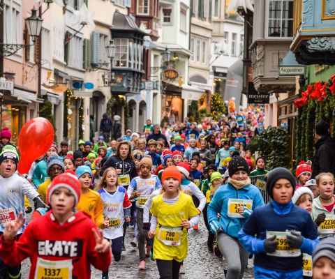 Kinder rennen durch die Gassen der Zürcher Altstadt