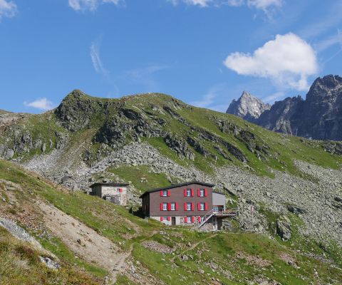 Silvrettahütte SAC mit Klettergarten und Badeseen