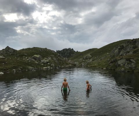 Enfants se baignant dans le lac au-dessus de la cabane de Silvretta