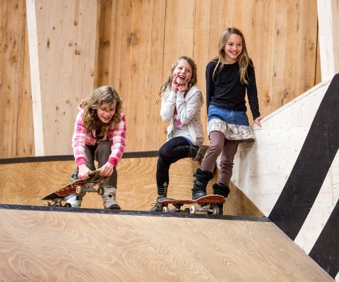 Drei Skater-Mädchen im Skatepark Hasliberg