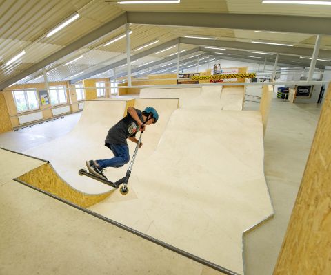 Garçon qui roule à toute vitesse au skatepark de Wetzikon