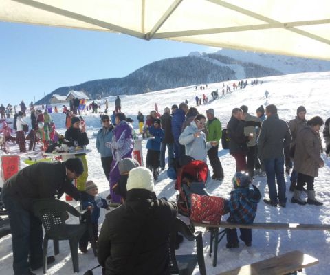Divertimento sulla neve per grandi e piccini nella località sciistica Dalpe