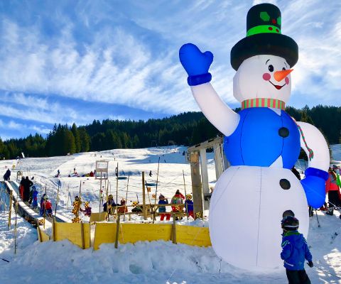 À Brunni-Alpthal, la famille est accueillie par des bonshommes de neige