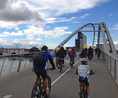 Cyclistes traversant un pont au slowUp de Bâle-Dreiland