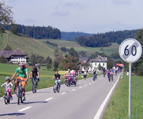 Participants au slowUp sur la route cantonale