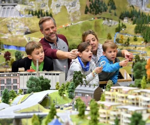 Enfants au monde miniature Smilestone près des chutes du Rhin