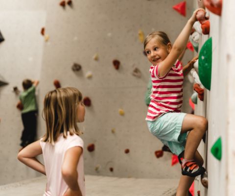 Mädchen verfeinern ihre Kletterkünste in der Sparta Boulderhalle