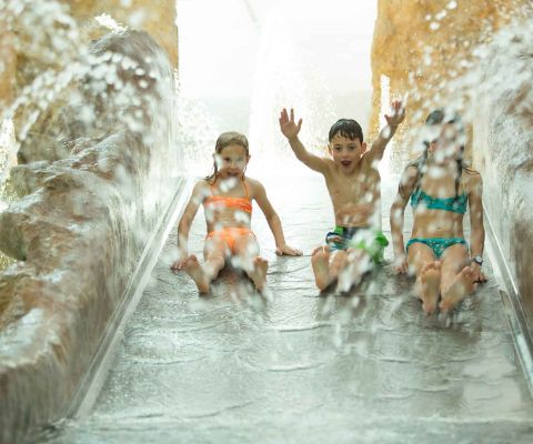 Bambini che si divertono allo Splash e Spa di Tamaro