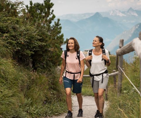 Due donne fanno un'escursione sullo Stanserhorn