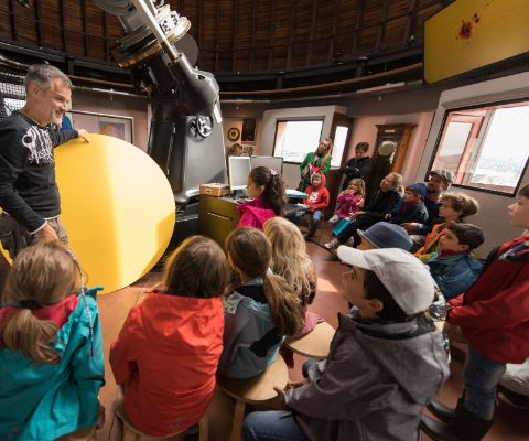 La visite guidée spéciale pour enfants de l’observatoire Urania est très prisée.