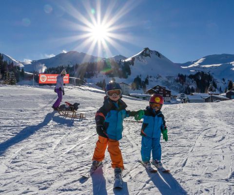 Due ragazzini sulla neve sullo Stoos