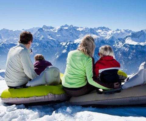 Familie geniesst Berg-Panorama auf dem Stoos