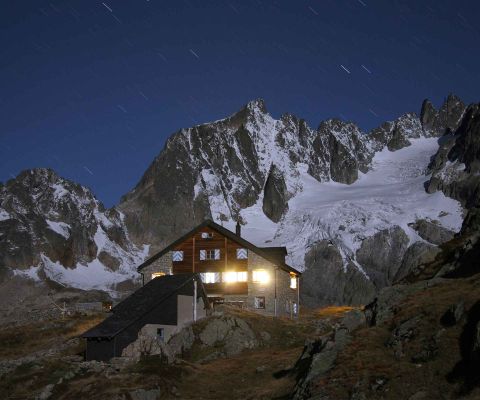 Cabane CAS Sustlihütte de nuit, avec fenêtres éclairées