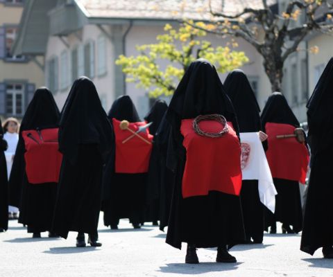 Schwarz bedeckte Frauen an der Trauerprozession am Karfreitag in Romont