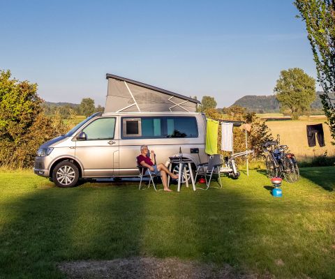 Ein Campervan auf dem TCS Campingplatz Flaach