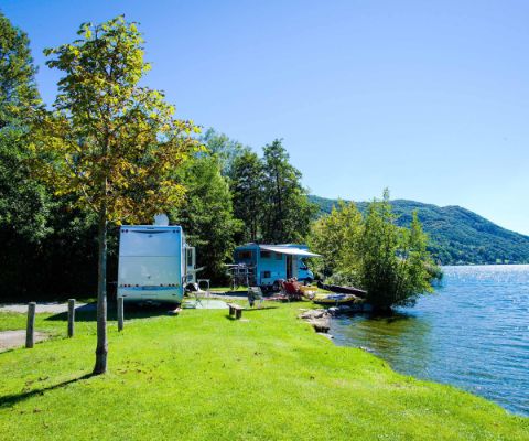 Campingmobile mit Blick auf dem See