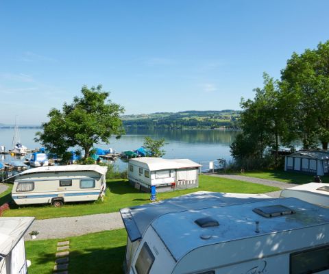 Camping-car devant le lac de Sempach