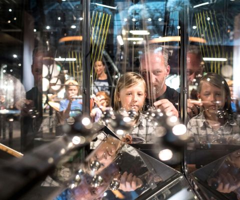I visitatori giocano con il pendolo al Technorama di Winterthur 