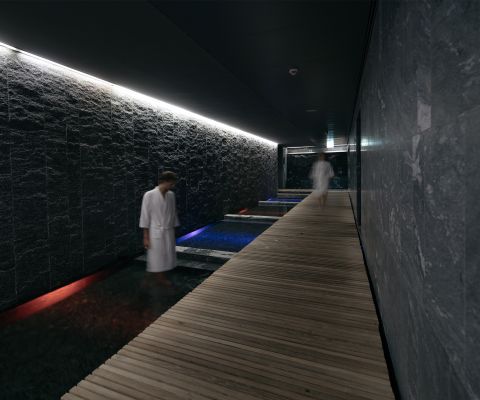 Le Termali Salini Spa: bassin de relaxation avec lumière tamisée et murs en pierre