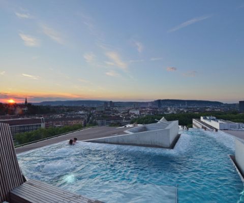 Thermalbad auf Dachterrasse mit Sicht über Zürich