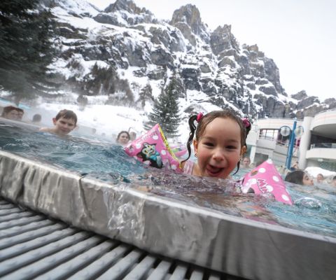 Enfant dans le bassin extérieur des bains thermaux de Zurzach
