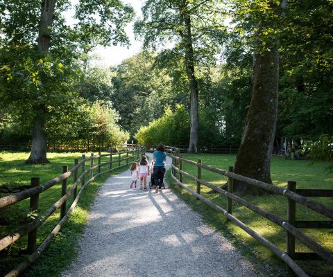 Familie spaziert im Tierpark Sauvabelin in Lausanne