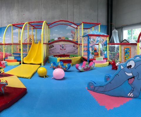 Parco giochi indoor con strutture per arrampicata colorate