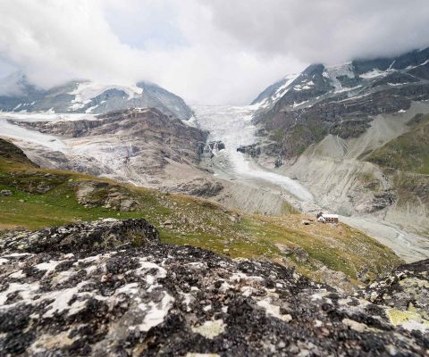 Blick auf einen Gletscher und der Turtmannhütte SAC