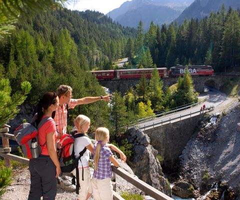 Une famille fait de la randonnée sur la Via Albula Bernina