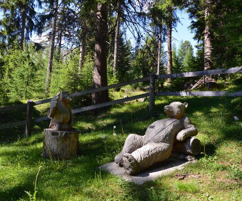 Sculptures en forme d’ours et de chouette: sentier didactique forestier de La Punt - Madulain