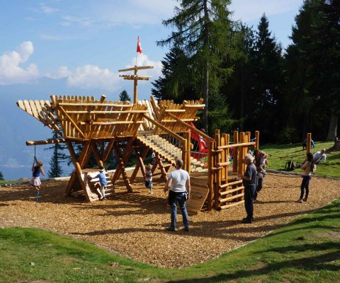 Bambini giocano in un parco giochi su una nave di legno