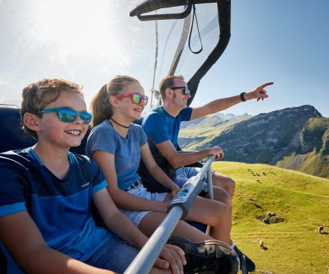 ©Beat Brechbühl | Familie in der Sesselbahn Fronalpstock