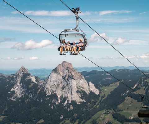 ©Switzerland Tourism/Daniel Loosli | 4er Sesselbahn am Fronalpstock mit Sicht auf die Mythen