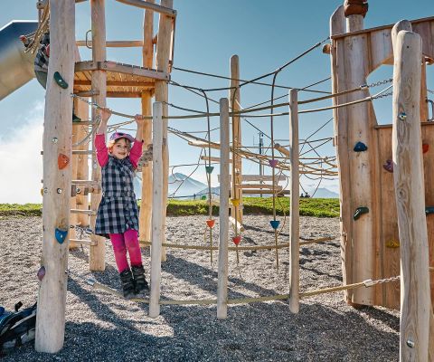 ©Beat Brechbühl | Kleines Mädchen auf dem Geissli-Spielplatz Fronalpstock