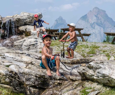 Kinder auf dem wohl höchstgelegene Spielplatz im Kanton Schwyz
