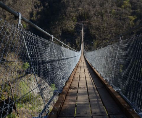 L’imposant pont suspendu de Curzútt