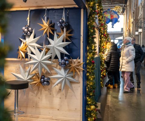 Ansicht eines weihnachtlichen Marktstandes im Hauptbahnhof Zürich - ©Cain Schmid