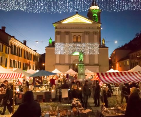 Marché de Noël d’Ascona-Locarno, ses stands et l’église en arrière-plan