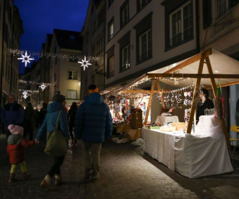 Le bancarelle illuminate a festa del mercatino natalizio di Coira