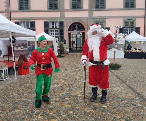 Samichlaus und Narr am Weihnachtmarkt beim Schloss Coppet