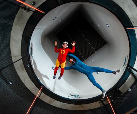 Ein Junge schwebt wie ein Superhero hoch oben in der Flugkammer