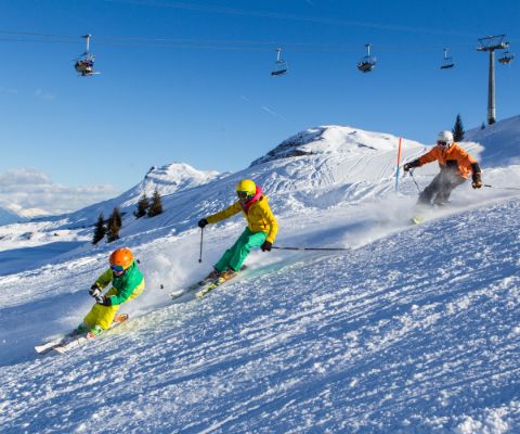 Famille sur les pistes de ski d’Obersaxen Mundaun