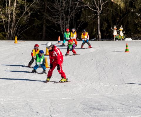 Scuola di sci a Obersaxen-Mundaun si esercita nello spazzaneve