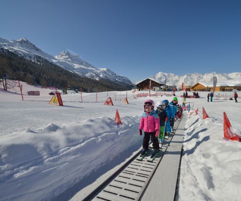 Petits skieurs sur le tapis magique de Grächen
